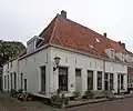 Hoekpand Smeesteeg. Huis met gepleisterd lijstgeveltje, alleen parterre.