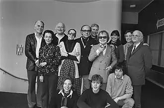 Cast voor Elkerlyc van Carel Briels. Jan Mesdag zittend in het midden (1977)