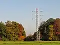 Hoekmast - de armen links zijn duidelijk langer dan rechts. 70kV nabij Engsbergen, Tessenderlo, België