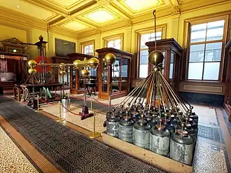 Elektriseermachine gezien vanaf de achterzijde