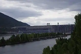 Zicht op centrale vanaf stroomafwaarts