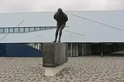 Voor dit beeld heeft Reinier Paping, de winnaar van de legendarische Elfstedentocht van 1963 model gestaan. Op de sokkel staan de namen van alle winnaars. Het beeld is een schenking van de CCF. Het werd in 2015 verplaatst naar het plein voor de nieuwe Elfstedenhal.