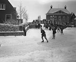 Brug over de Indijk in Hindeloopen, links de Zijlroede, de Elfstedentocht van 1956