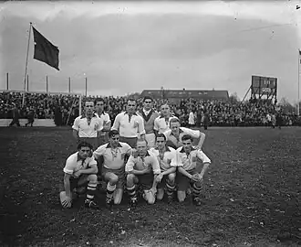 Pfennings, staand 3e van links, met Sittardse Boys in november 1947.