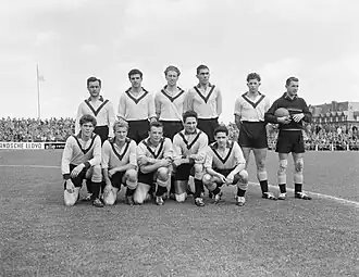 Steegh, staand 2e van rechts, met VVV voor de competitiestart op 25 augustus 1957.