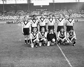 Cordang, knielend in midden, met VVV in augustus 1958.