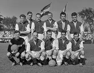 Van Dijk, staand 1e van links, met Elinkwijk in 1956