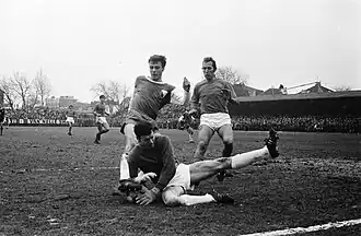Groenendijk (Elinkwijk) strandt op Volendam-keeper Jan Ruiter (15 maart 1970).