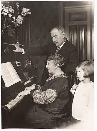 Sam Poons met echtgenote Elise Poons-van Biene achter de piano