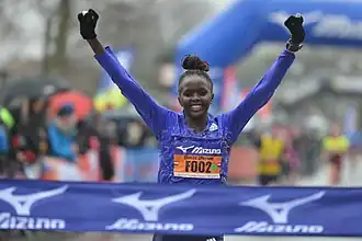 Elizeba Cherono behaalt in Schoorl op de 10 km haar eerste Nederlandse titel