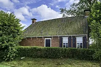 Woning genaamd 'Blauw Börgje'. De naam verwijst naar een na 1870 afgebroken woning met blauwe dakpannen waar vroeger landbouwers uit de omgeving samenkwamen om belangrijke zaken te bespreken.