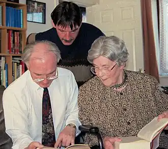 Ellis Peters, haar zaakwaarnemer Arthur Fielder en haar Nederlandse vertaler Pieter Janssens