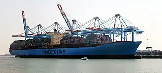 De Elly Mærsk in het Albert II-dok in de voorhaven.