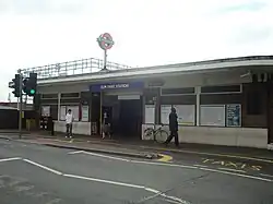 Het stationsgebouw aan de The Broadway.