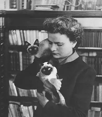 Elsa Morante met haar Siamese katten in haar huis te Rome.
