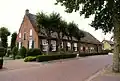 Langgevelboerderij, van één bouwlaag met een zadeldak tussen een topgevel en een wolfseind