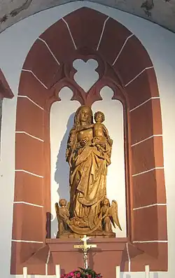 Eén van de beide maansikkelmadonna's in de kerk