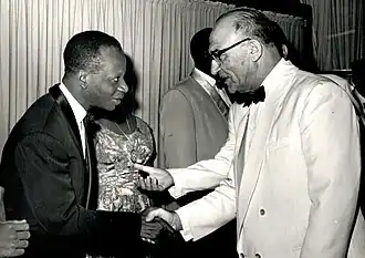 Émile Zinsou (links) tijdens een ontmoeting met Levi Eshkol