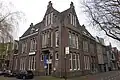 Postkantoor annex directeurswoning met erker en rationalistische details[1]