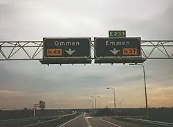 De splitsing van N48 en N37 op Knooppunt Hoogeveen, komende vanuit de richting Groningen in het verlengde van de A28. De foto dateert van voor de ombouw van rijksweg 37 naar een autosnelweg.
