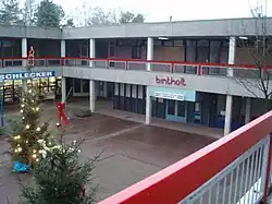 Ook de kleuren rood, wit, blauw keerden terug in het inmiddels gesloopte oude winkelcentrum
