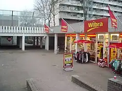 De bovengelegen Houtweg en de beschermende kantelen