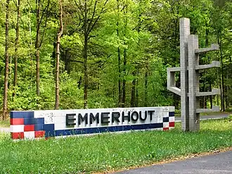 Wijknaam met kunstwerk langs de Houtweg