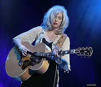 Emmylou Harris tijdens een optreden (2006)