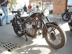 EMW R 35/3: mét achtervering en EMW-logo