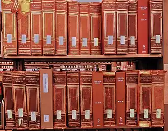 De delen van de Enciclopedia italiana in een universiteitsbibliotheek
