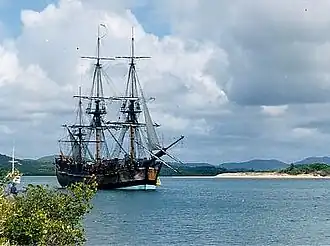 Replica van de Endeavour (het schip van James Cook) in de haven van Cooktown