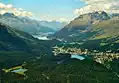 Sils op de achtergrond, Silvaplana (midden) en St. Moritz (voorgrond)