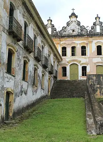 De kapel Nossa Senhora da Conceição de Freguesia onderdeel van het museum Museu do Recôncavo Wanderley Pinho in de gemeente Candeias