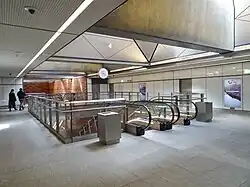 De stationshal gezien uit het westen.