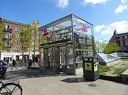 De liften en daklichten op het plein.