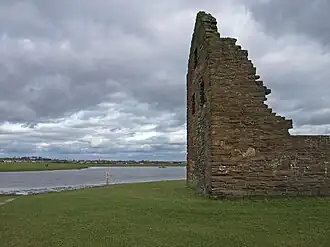 Meer met ruïne op terrein van de golfbaan