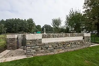 Overzicht met toegang en naamsteen