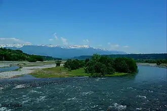 Engoeririvier met Kaukasus op achtergrond