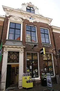 Voorbouw onder dwarsdak