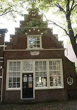 Pand met gave trapgevel, in gevelsteen gedateerd 1650