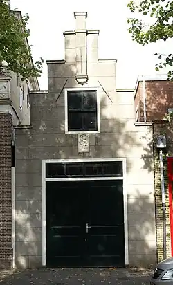 Pand met gepleisterd topgeveltje met treden ter halverhoogte