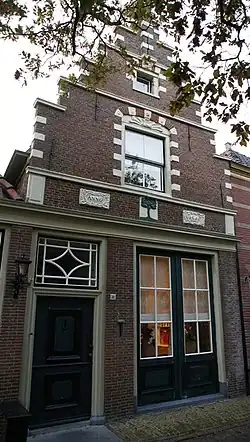 Pand met trapgevel met lange toppilaster en neg- en kantblokken