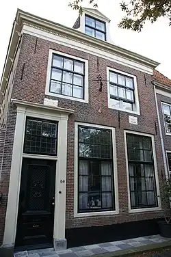 Door rechte kroonlijst afgesloten laat-18e-, vroeg-19e-eeuwse gevel met dakkapel voor pand