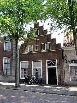 Pand met bakstenen trapgevel