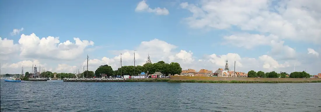 Panorama uitzicht op Enkhuizen vanaf het IJsselmeer. De kerktoren rechts van het midden is die van de Zuiderkerk, middenin de Drommedaris, op de voorgrond rechts zien we de Zeemuur en links de oude haven met 't Vuurtje.