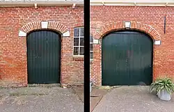 Twee details: Schuurdeuren met naam, jaartal en initialen