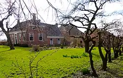 De Enne Jans Heerd van de zijkant gezien met beide voorhuizen (het nieuwe dwars op het oude)