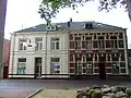 TWEE HERENHUIZEN, gebouwd in 1890 en gelegen binnen het stadserf van Enschede.