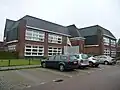 OPENBARE LAGERE SCHOOL HET STEVENFENNE. De school is gebouwd omstreeks 1930, in opdracht van de gemeente Enschede. De school is opgetrokken in de voor scholen veel gebruikte Amsterdamse Schoolstijl.