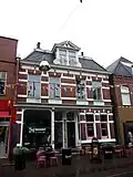 Winkel/woonhuis, gelegen aan De Heurne in het stadserf van Enschede. Het pand is in 1904 opgetrokken in neo- renaissancistische stijl, in opdracht van A. Elhorst. Het ontwerp is van de hand van de bouwkundige H.E. Zeggelink (Enschede).